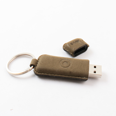 Un'unità flash USB in pelle a memoria completa con stampa del logo personalizzato