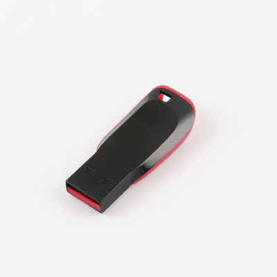 Un'unità flash USB a logo personalizzato con alloggiamento in metallo/plastica
