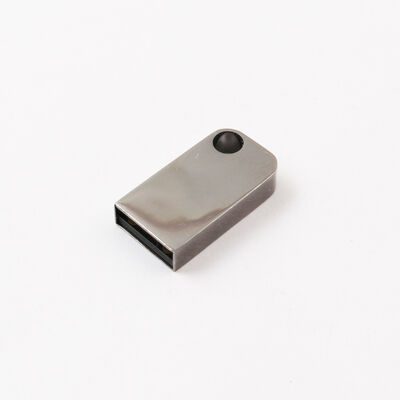 La mini chiavetta USB con foro può mettere il portachiavi in ​​metallo. La chiavetta USB può personalizzare il logo laser