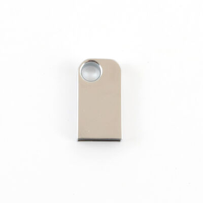 La mini chiavetta USB con foro può mettere il portachiavi in ​​metallo. La chiavetta USB può personalizzare il logo laser