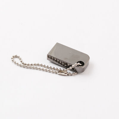 La mini chiavetta USB con foro può mettere il portachiavi in ​​metallo. La chiavetta USB può personalizzare il logo laser