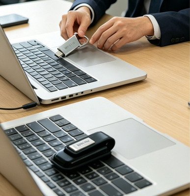 Chiavetta USB in pelle Oem Soluzione di archiviazione portatile elegante e durevole di colore marrone, ideale per regali ed eventi aziendali
