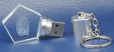 A forma di bottiglia Chiavetta USB in cristallo 3.0 Velocità di trasferimento veloce Design durevole Logo con incisione su lattina di cristallo