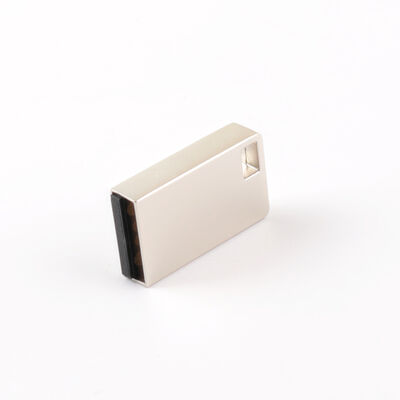 Superficie opaca della mini chiavetta USB in metallo di grado A e angolo dell'obiettivo grandangolare da 120 gradi che garantiscono la protezione dei dati