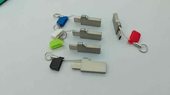 Chiavetta USB di tipo C con USB A con piccola catena di copertura in metallo, può laser e stampare logo ad alta velocità USB 3.2 e USB 3.1