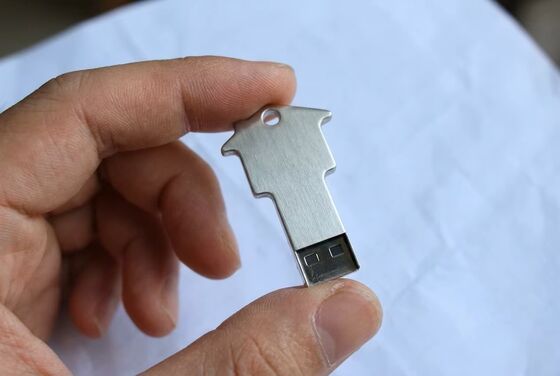 Perla Catena Metal USB Flash Drive Argento Compatto Dispositivo di archiviazione Temperatura di funzionamento da meno 50 a più 80 gradi Ideale per gli affari