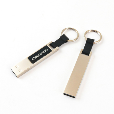 Chiavetta USB in metallo con luce a LED lucida durante la lettura sul computer USB 2.0 veloce