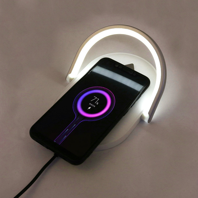 Orologio 3 di IPhone Airpods Apple in un caricatore senza fili 15W con la luce del LED