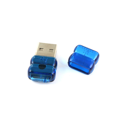 Un'unità flash USB in bianco e nero riciclabile con trasferimento dati plug and play