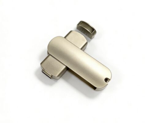 Corpo USB A e Type C in argento opaco, con memoria veloce e logo personalizzabile