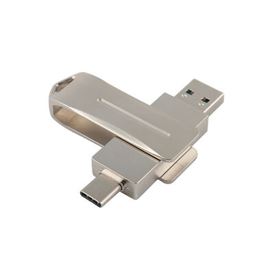 Chiavetta USB in metallo argentato con utilizzo di tipo C tramite telefono e porta di tipo C del computer