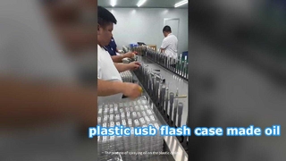 processo di spruzzatura dell'olio sull'involucro di plastica